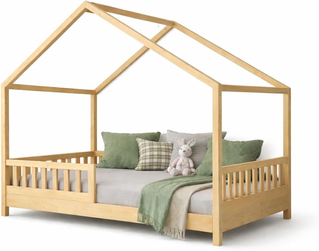 Lit cabane en bois avec matelas et coussins — vue trois-quarts